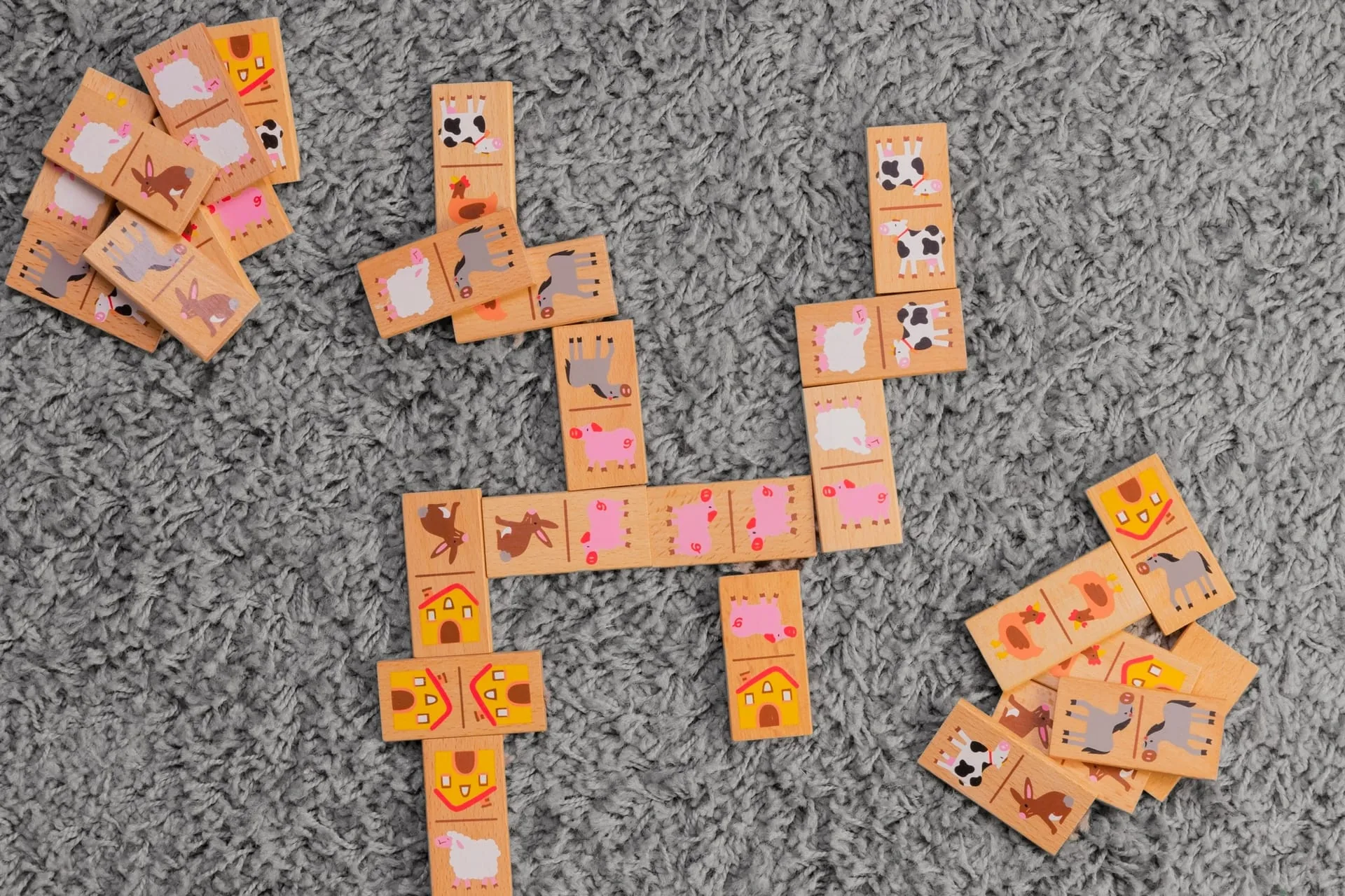 動きの仕掛けを持つ木製メカニカルパズル